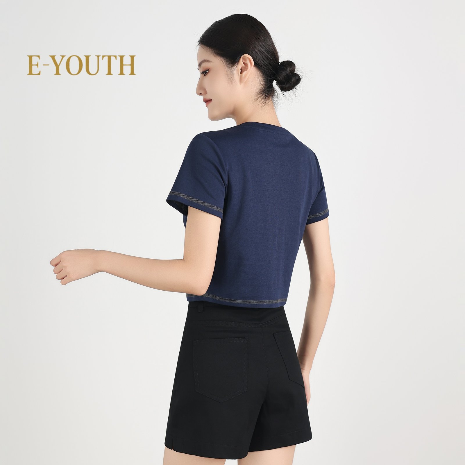 E-YOUTH 13113 Women Contrast Stitch Cropped Tee product detail 3